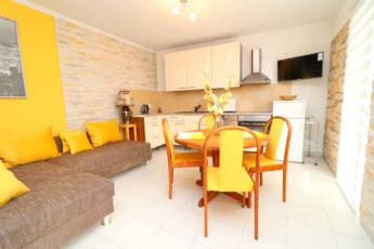 Marconi Charming Apartments-Two Bedroom Apartment 3 Yellow